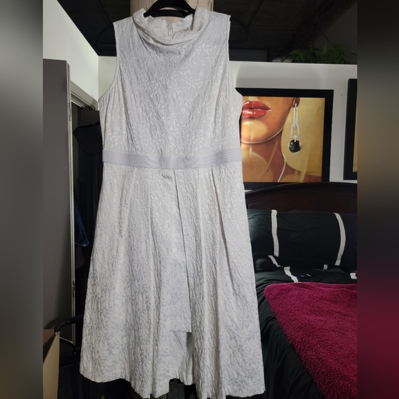 Eva Mendes White Dress with a cover of longer than the shorter portion. - Picture 1 of 4